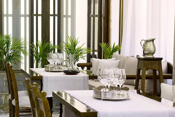 Albatros Spa & Resort Innenbereich mit Tisch und Getränken