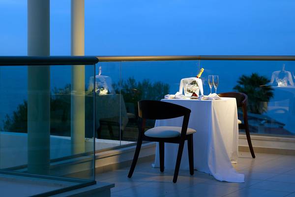 Tisch auf Terrasse im Albatros Spa & Resort mit Blick auf das Meer.