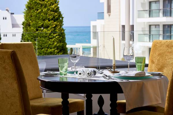 Aussentisch im Albatros Spa & Resort mit Blick auf das Meer