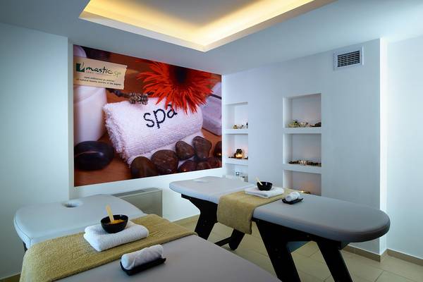 Spa-Behandlungsraum im Albatros Spa & Resort mit zwei Massagetischen und einem großen Wandbild
