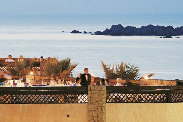 Aussicht auf das Meer vom Resort Cala Di Falco aus.