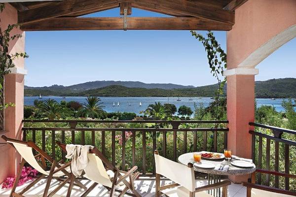 Terrasse des Resort Cala Di Falco mit Aussicht auf das Meer und Inseln