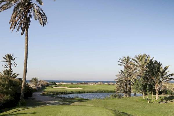 Golfplatz des Robinson Djerba Bahiya Hotels mit Palmen und Meerblick