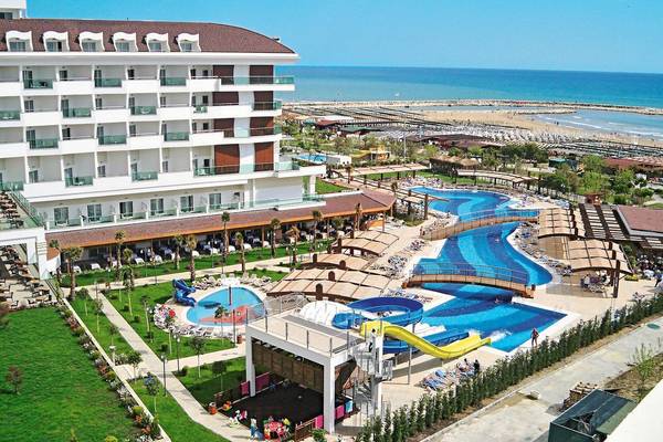 Luftaufnahme des Adalya Ocean Deluxe Hotels am Strand mit Pools und Wasserrutschen