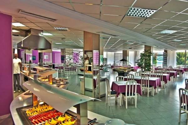 Innenansicht des Restaurants im Osmine Slano Hotel mit Tischen, Stühlen und Buffet.