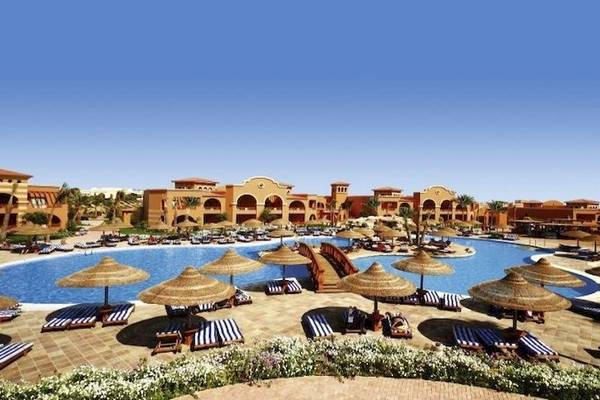 Außenbereich des Charmillion Garden Aqua Park Hotels mit Pool, Liegestühlen und Sonnenschirmen.