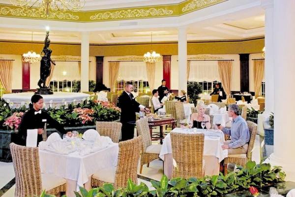 Gäste essen im Restaurant des Bahia Principe Luxury Ambar Hotels