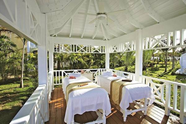 Zwei Massagestationen auf einem Balkon des Bahia Principe Luxury Ambar Hotels.
