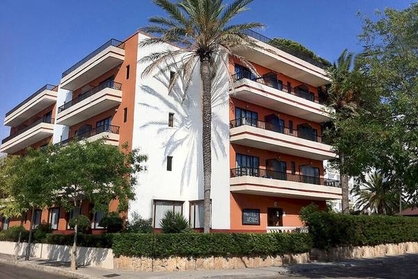 Außenansicht des HSM Venus Playa Hotels mit orange-weißen Fassaden, mehreren Balkonen und umgeben von Bäumen.