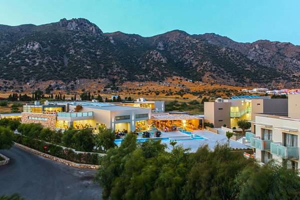 Luftaufnahme des Akti Palace Hotels mit Pools und Berg im Hintergrund