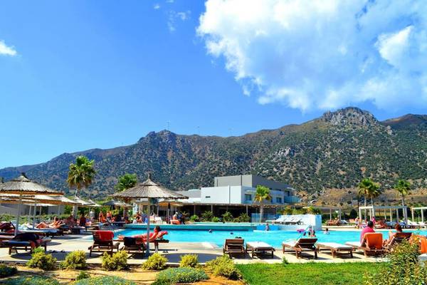Akti Palace Hotel mit Poolbereich und Berg im Hintergrund