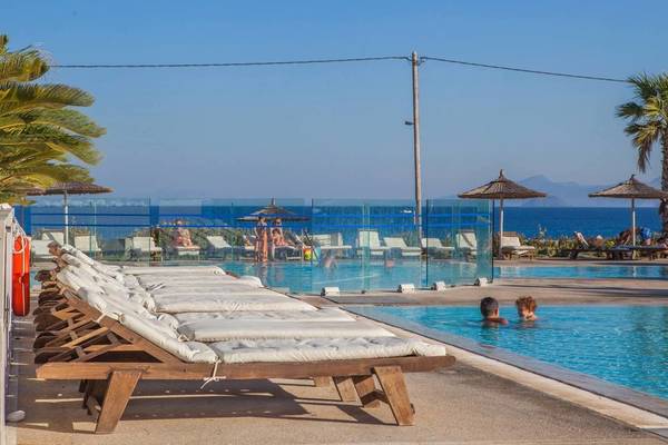 Akti Palace Pool mit Liegestühlen am Wasser