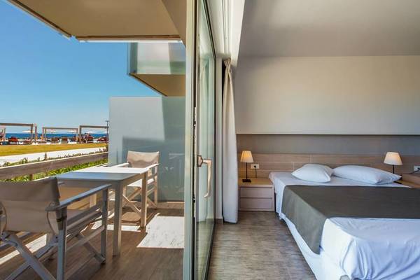 Akti Palace Hotel Zimmer mit Balkon und Meerblick, modernes Interieur, helle Farben, bequemes Bett und Tisch mit Stühlen