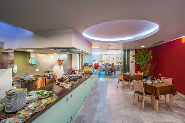 Buffetbereich im Akti Palace Hotel mit vorbereiteten Gerichten und Gästen.