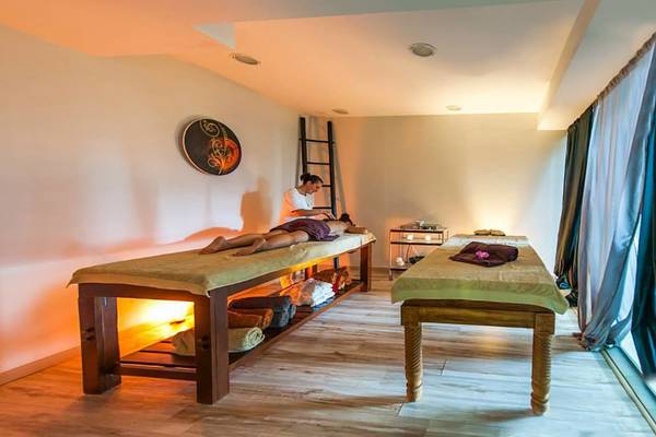 Spa-Behandlung im Akti Palace Hotel mit einem Mann, der eine Massage erhält.