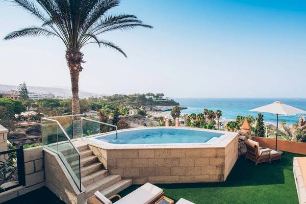 Außenpool auf der Terrasse des Iberostar Grand El Mirador Hotels mit Blick auf den Ozean