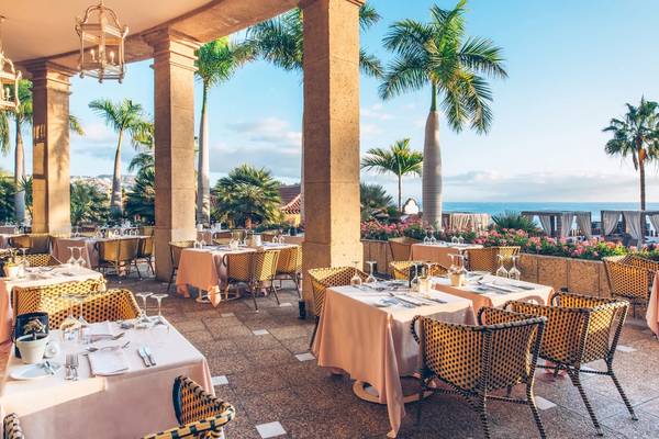 Außenbereich des Iberostar Grand El Mirador Restaurants mit Blick auf den Ozean