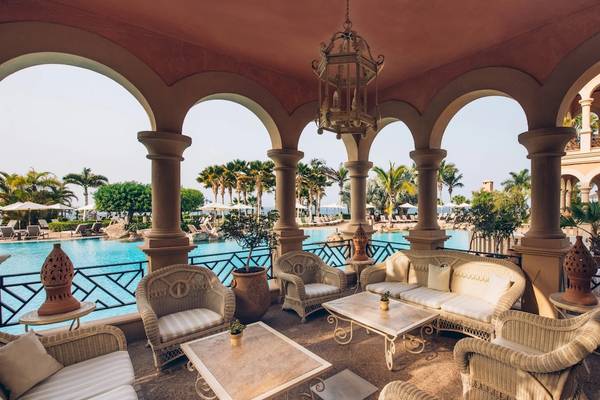 Terrasse des Iberostar Grand El Mirador mit Blick auf den Pool und die Umgebung.