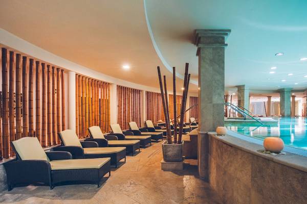 Spa-Bereich im Iberostar Grand El Mirador mit Loungestühlen und Pool