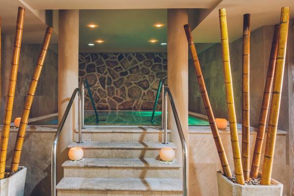 Innenbereich des Iberostar Grand El Mirador mit Pool, Treppen und Bambuspflanzen.