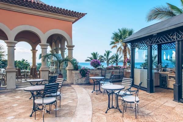 Terrasse des Iberostar Grand El Mirador Hotels mit Blick auf den Ozean und Palmen
