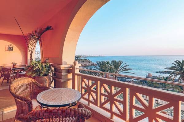 Balkon mit Meerblick im Iberostar Grand El Mirador Hotel mit Möbeln und Pflanzen.