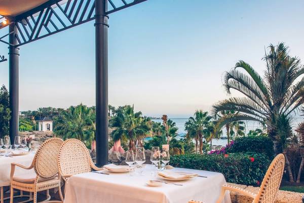 Terrasse des Iberostar Grand El Mirador mit Blick auf das Meer und Palmen
