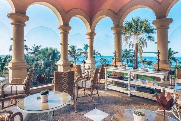 Terrasse des Iberostar Grand El Mirador mit Blick auf das Meer und Palmen
