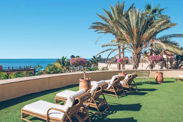 Terrasse des Iberostar Grand El Mirador mit Liegestühlen und Meerblick