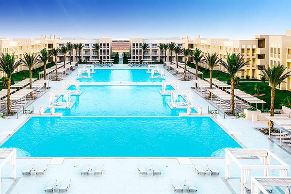 Luftaufnahme des Swimmingpools und der Liegestühle des Jaz Aquaviva Hotels