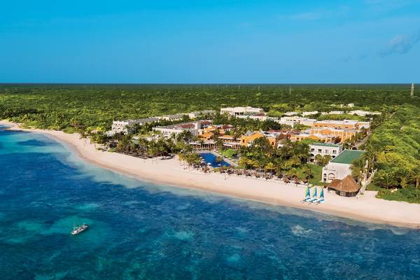 Luftaufnahme des Dreams Tulum Resort & Spa am Strand mit Swimmingpool und Boot im Wasser