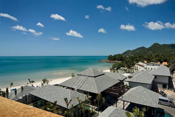 Aussicht auf das Samui Resotel Beach Resort am Meer mit weißen Gebäuden und Palmen