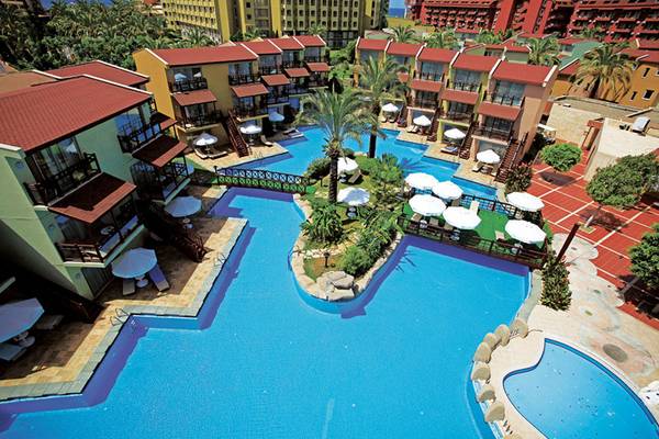 Luftaufnahme des Selectum Family Resort Side mit Swimmingpool und Hotels