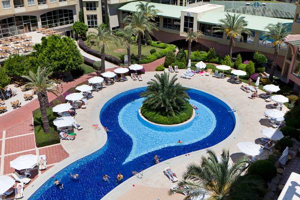 Luftaufnahme des Selectum Family Resort Side mit großem Schwimmbad und vielen Gästen.