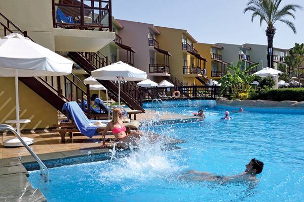 Außenpoolbereich des Selectum Family Resort Side mit mehreren Gästen, die schwimmen und entspannen.