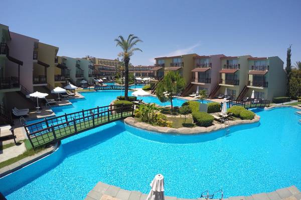 Luftaufnahme des Selectum Family Resort Side mit Swimmingpool und Gebäuden.