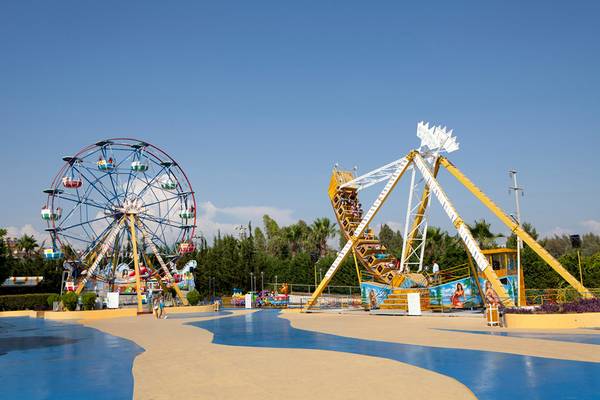 Freizeitpark im Selectum Family Resort Side mit Karussell und anderen Fahrattraktionen.