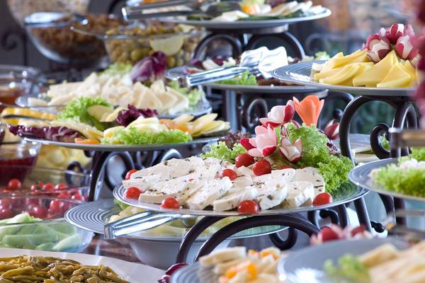 Buffet mit vielen Speisen im Selectum Family Resort Side.