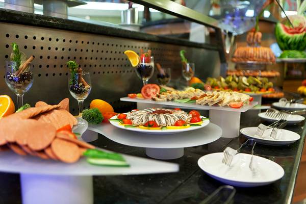 Buffet mit verschiedenen Speisen im Selectum Family Resort Side.