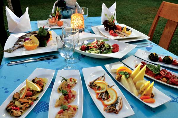 Frühstückstisch im Freien mit verschiedenen Gerichten im Selectum Family Resort Side.