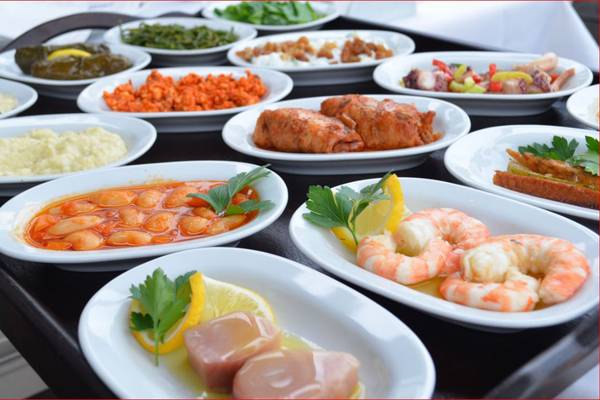 Buffet-Auswahl im Selectum Family Resort Side mit verschiedenen Gerichten wie Meeresfrüchten, gewürztem Fleisch und Gemüse.
