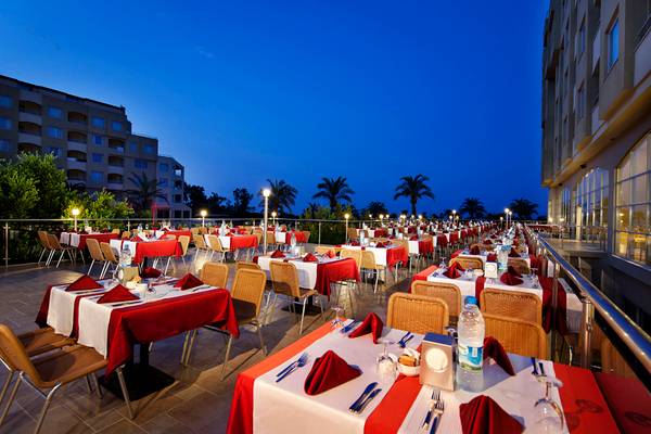 Abendessen im Selectum Family Resort Side mit vielen gedeckten Tischen und einer blauen Nachtsicht.