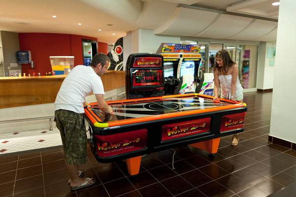 Ein Mann und eine Frau spielen Hockey Zoo im Selectum Family Resort Side Hotel.
