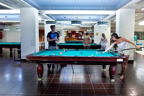 Poolspiel im Hotel Selectum Family Resort Side mit Spielern in einem gut beleuchteten Raum.
