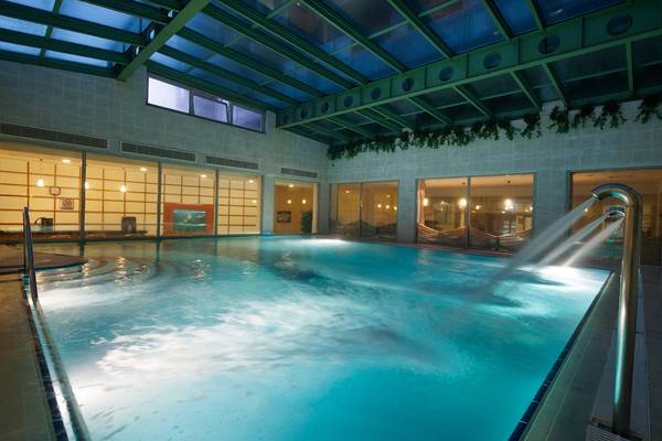 Innenpool des Selectum Family Resort Side mit Wasserstrahlen