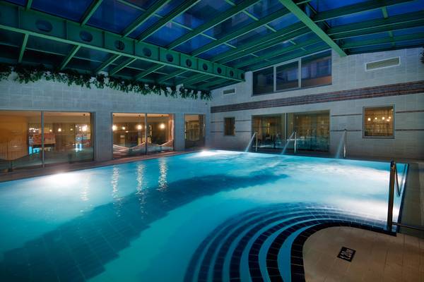 Innenpool im Selectum Family Resort Side mit blauem Wasser und grünem Dach