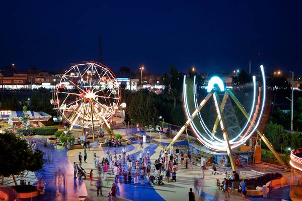 Beleuchtete Achterbahn und Riesenrad im Selectum Family Resort Side bei Nacht