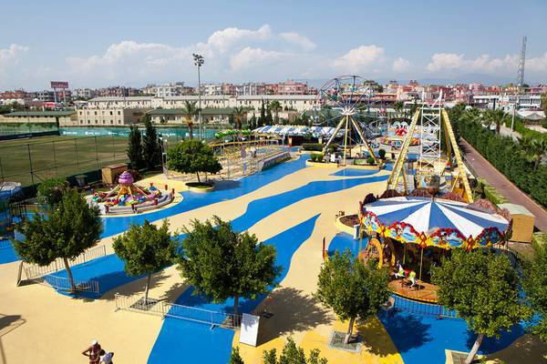Luftaufnahme des Spielplatzes im Selectum Family Resort Side mit Karussell und Fahrgeschäften.