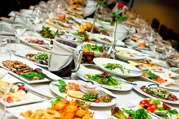Buffet-Tisch im Selectum Family Resort Side mit verschiedenen Gerichten und Dekorationen.