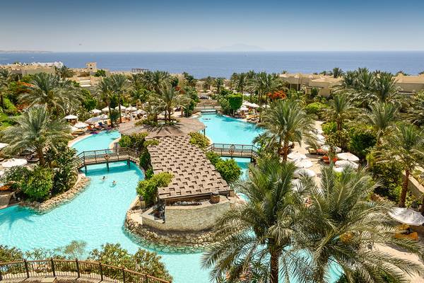 Luftaufnahme des Grand Hotel Sharm El Sheikh mit Pool und Meerblick.